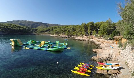 Chorvátsko, ostrov Hvar, Jelsa - hotel Hvar  - pláže