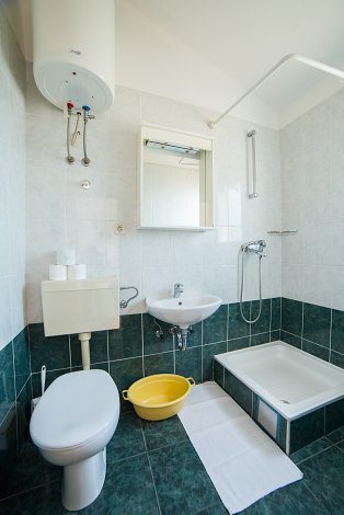 Chorvátsko, Gradac, apartmány Mirna  - 1/2 štúdio č. 1 - kúpeľňa