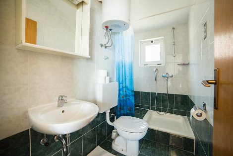 Chorvátsko, Gradac, apartmány Mirna  - 1/2 štúdio č. 2 - kúpeľňa