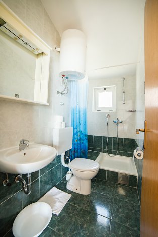 Chorvátsko, Gradac, apartmány Mirna  - 1/2 štúdio č. 2 - kúpeľňa