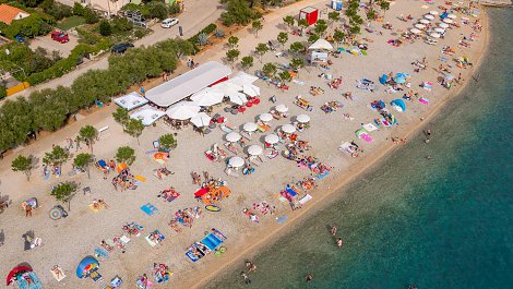 Chorvátsko, Vodice, apartmány Marina - pláž