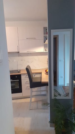 Chorvátsko, Gradac, apartmány Mirna - 1/2+2 apartmán - obývacia miestnosť spojená s kuchynským kútom