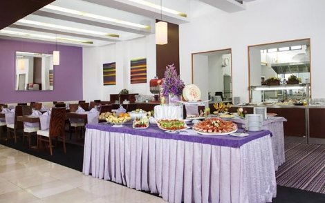 Chorvátsko, Biograd na Moru, hotel Adriatic - bufetové stoly