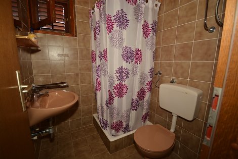 Chorvátsko, Omiš - Nemira - Penzión Nemira - kúpeľňa na izbe