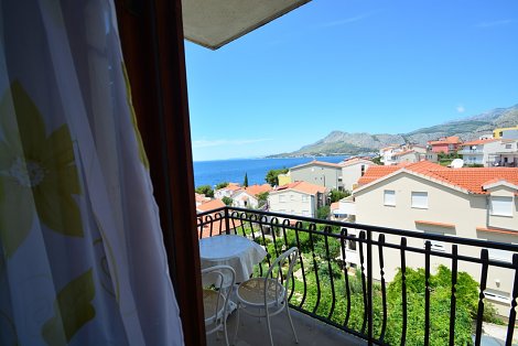 Chorvátsko, Omiš - Nemira - Penzión Nemira - balkón na izbe