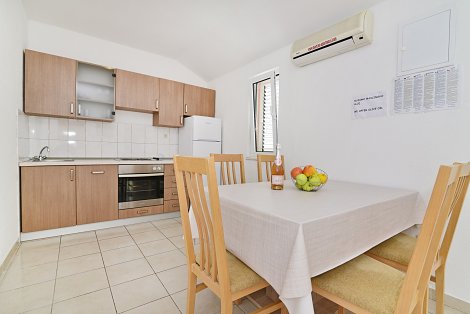 Chorvátsko, Vodice, apartmán Martina - apt. 3 obývacia izba prepojená s kuchyňou