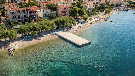 Chorvátsko, Vodice, apartmány Milka - pláž