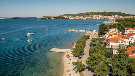 Chorvátsko, Vodice, apartmány Milka - pláž
