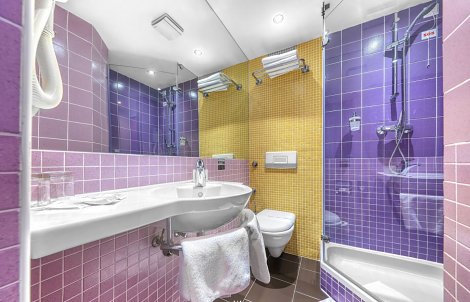 Chorvátsko, Biograd na Moru, hotel Adriatic - izba COMFORT - kúpeľňa