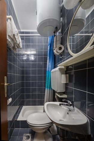 Dovolenka Baška Voda - penzión Topič   - 1/2 izba - kúpeľňa