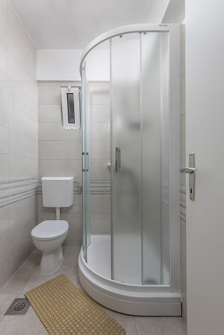 Dovolenka Baška Voda - penzión Topič  - 1/2+1 izba - kúpeľňa