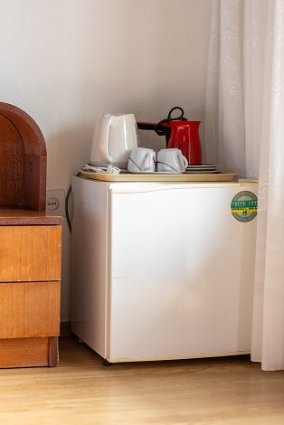 Dovolenka Baška Voda - penzión Topič  - 1/2 izba - chladnička na izbe