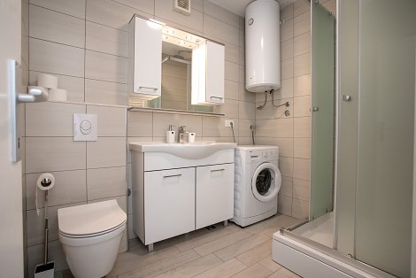 Chorvátsko, Dugi Rat - apartmán Ante - kúpeľňa