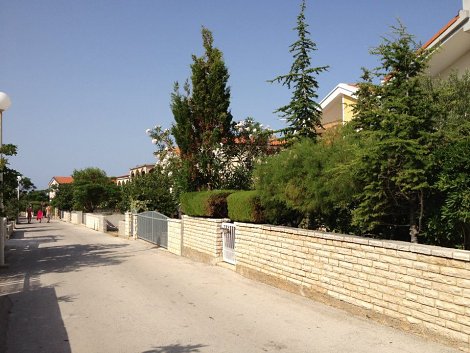 Chorvátsko, ostrov Vir, apartmány Krištofič Ivan - cesta na pláž