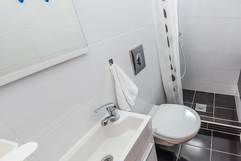 Chorvátsko, ostrov Vir, apartmány Ivanuševič Marija - modrý apt. - apt. č. 1 - kúpeľňa