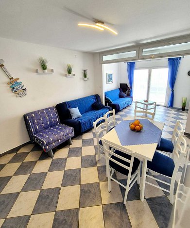 Chorvátsko, Vodice, apartmán Blue Maris - kuchynský kút prepojený s obývacou časťou