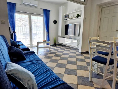 Chorvátsko, Vodice, apartmán Blue Maris - kuchynský kút prepojený s obývacou časťou