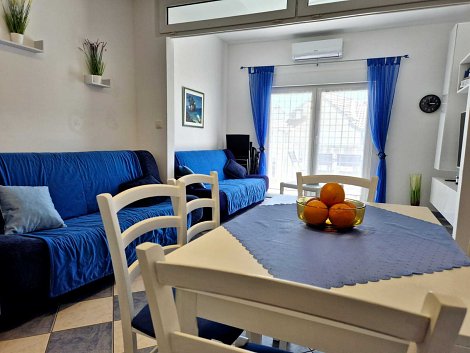 Chorvátsko, Vodice, apartmán Blue Maris - kuchynský kút prepojený s obývacou časťou