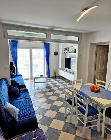 Chorvátsko, Vodice, apartmán Blue Maris - kuchynský kút prepojený s obývacou časťou