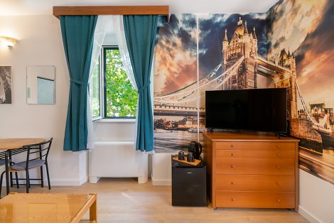 Dovolenka Baška Voda - hotel Palac - štvorlôžková rodinná izba - obývacia časť s rozkladacím gaučom