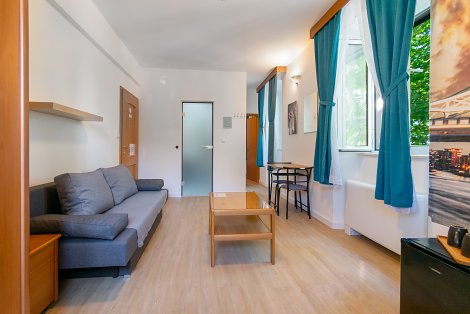 Dovolenka Baška Voda - hotel Palac - štvorlôžková rodinná izba - obývacia časť s rozkladacím gaučom