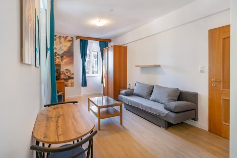 Dovolenka Baška Voda - hotel Palac - štvorlôžková rodinná izba - obývacia časť s rozkladacím gaučom