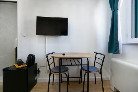 Dovolenka Baška Voda - hotel Palac  - rodinná trojlôžková izba - obývacia izba