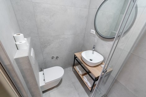 Dovolenka Baška Voda - hotel Palac  - rodinná trojlôžková izba - kúpeľňa