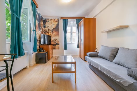 Dovolenka Baška Voda - hotel Palac - štvorlôžková rodinná izba - obývacia časť s rozkladacím gaučom