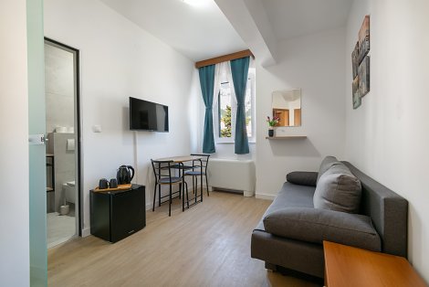 Dovolenka Baška Voda - hotel Palac  - rodinná trojlôžková izba - obývacia izba