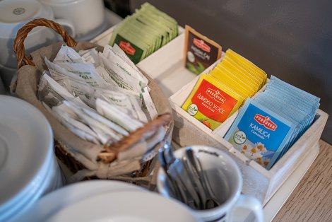 Dovolenka Baška Voda - hotel Palac - raňajky formou bufetových stolov