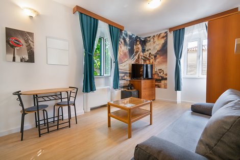 Dovolenka Baška Voda - hotel Palac - štvorlôžková rodinná izba - obývacia časť s rozkladacím gaučom