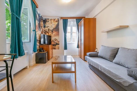 Dovolenka Baška Voda - hotel Palac - štvorlôžková rodinná izba - obývacia časť s rozkladacím gaučom