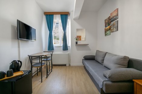 Dovolenka Baška Voda - hotel Palac  - rodinná trojlôžková izba - obývacia izba