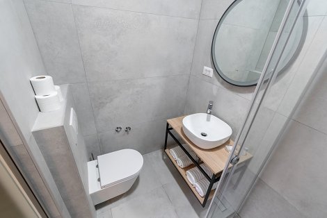 Dovolenka Baška Voda - hotel Palac  - rodinná trojlôžková izba - kúpeľňa