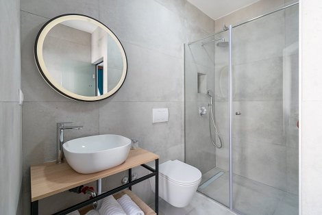 Dovolenka Baška Voda - hotel Palac - dvojlôžková izba s prístelkou - kúpeľňa
