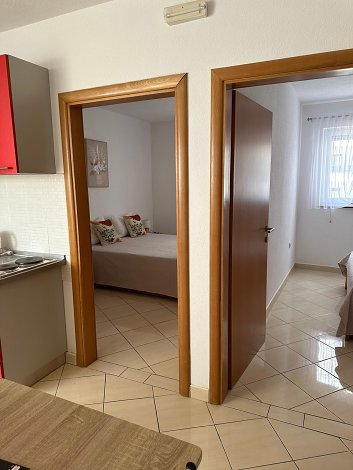 Chorvátsko, Baška Voda, apartmány Antunovič - apt. 1/4+1 - pohľad na vstupy do spální