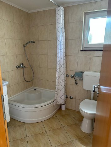 Chorvátsko, Baška Voda, apartmány Antunovič - apt. 1/2+2 na 1. poschodí - kúpeľňa