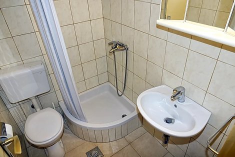 Chorvátsko, Baška Voda, apartmány Roza - 1/4 apt.  MORE - 1. kúpeľňa