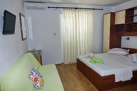 Chorvátsko, Baška Voda, apartmány Roza - 1/4 apt.  MORE - 2. spálňa