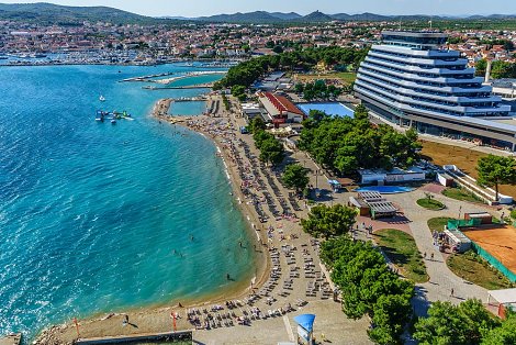 Chorvátsko, Vodice, apartmán Krešo - najbližšia pláž pred hotelom Olympia