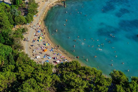 Chorvátsko, Vodice, apartmán Krešo - pláž pred hotelom Imperial