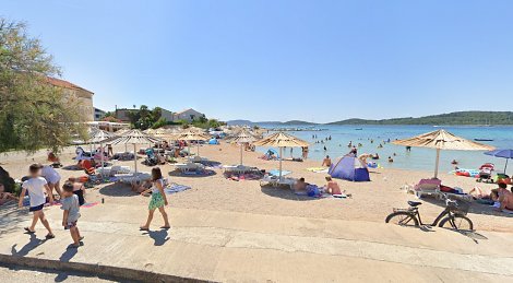 Chorvátsko, Vodice, apartmány Benmi - pláž
