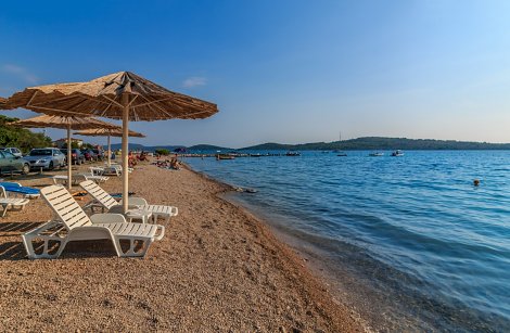 Chorvátsko, Vodice, apartmány Benmi - pláž