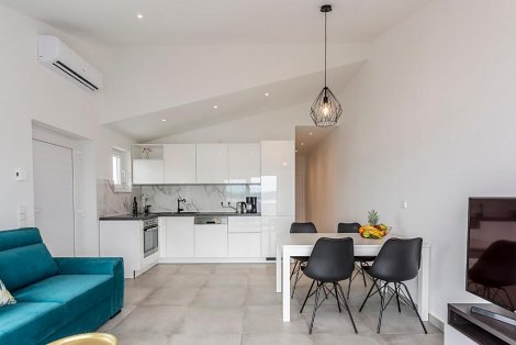 Chorvátsko, Pisak - apartmány Dodo - kuchyňa s gaučom pre 5. osobu