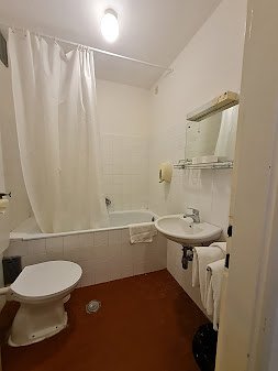 Chorvátsko, ostrov Krk, Omišalj  - Hotel Adriatic a depandance - kúpeľna v izbe v depandance