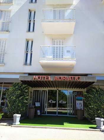 Chorvátsko, ostrov Krk, Omišalj  - Hotel Adriatic a depandance