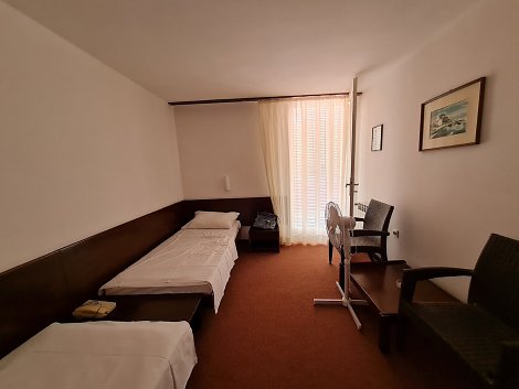 Chorvátsko, ostrov Krk, Omišalj  - Hotel Adriatic a depandance - izba v  depandance