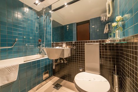 Chorvátsko, Biograd na Moru, hotel Kornati - COMFORT PLUS izba - kúpeľňa