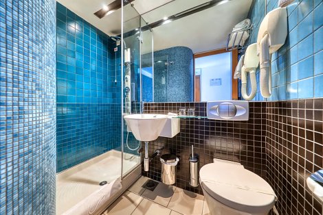 Chorvátsko, Biograd na Moru, hotel Kornati - PREMIUM CLUB izba - kúpeľňa